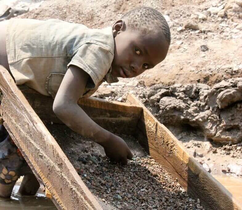 Enfants au Congo recevant un soutien humanitaire